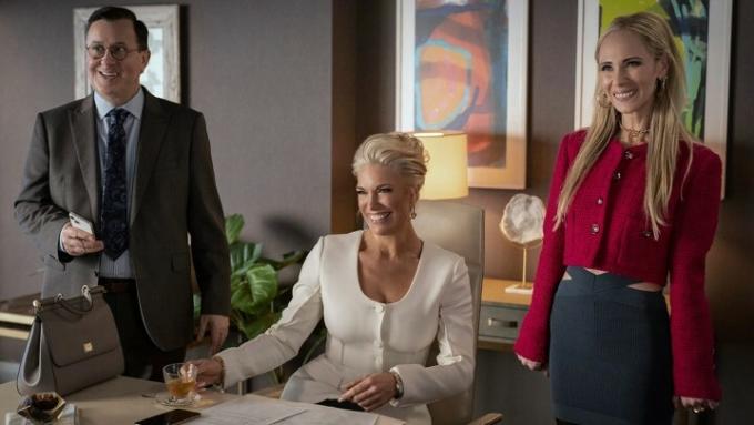 Deux femmes et un homme se tiennent dans un bureau dans la saison 3 de Ted Lasso.