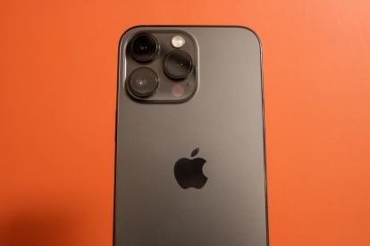 iPhone 14 Pro Max mot röd bakgrund.