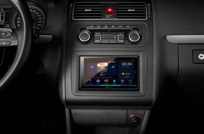 جهاز استقبال الوسائط الرقمية Pioneer مقاس 6.8 بوصة مثبت في لوحة القيادة بالسيارة.