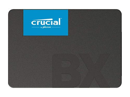 Crucial BX500 SSD fehér alapon.