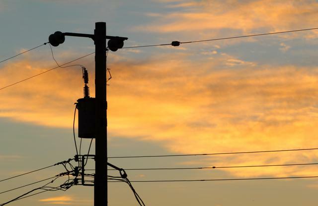 Um poste telefônico ao amanhecer.