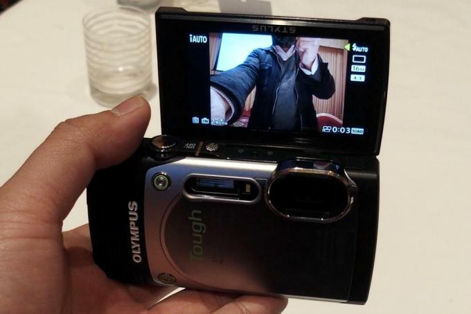 „olympus-stylus-tough-tg850-selfie“.