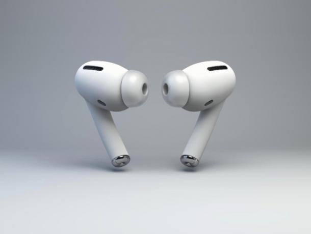 AirPods วางอยู่บนด้านหลังของ iPhone