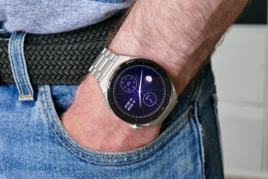 Huawei Watch GT 3 Pro om de pols van de man in zak.