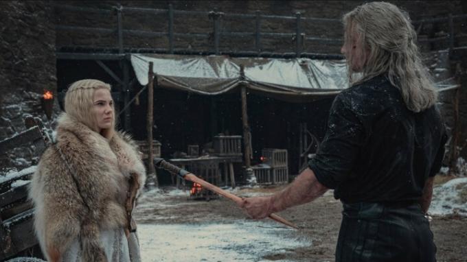 Freya Allan og Henry Cavill i en scene fra sesong 2 av The Witcher.