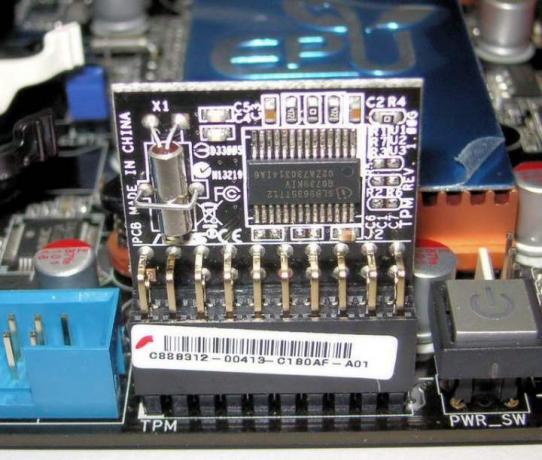 Een Asus TPM-chip in het moederbord.