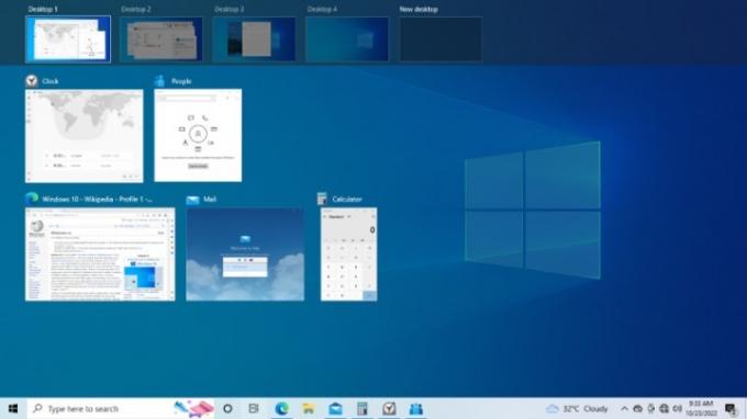 Работен плот на Windows 10, показващ изглед на задачи.