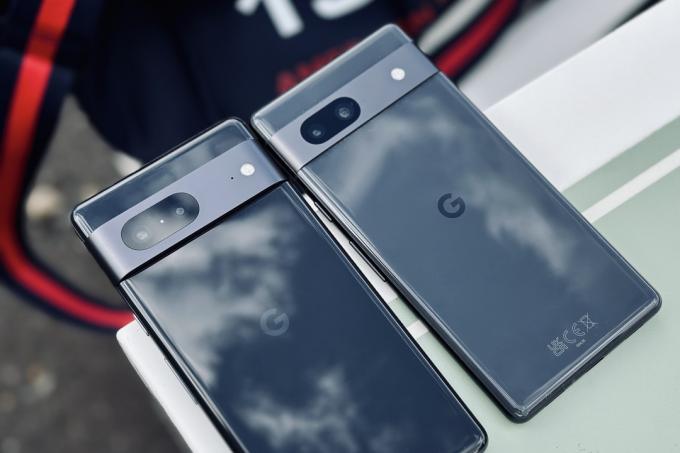 Google Pixel 7 og Pixel 7a på et bord.