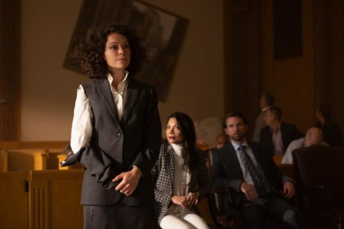 शी-हल्क के एक दृश्य में तातियाना मसलनी एक रिप्ड सूट में अदालत कक्ष में खड़ी है।