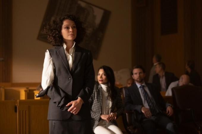 Tatiana Maslany se encuentra en la sala del tribunal con un traje roto en una escena de She-Hulk.