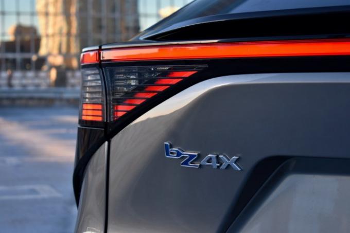 Badge op de achterkant van de Toyota bZ4X uit 2023.