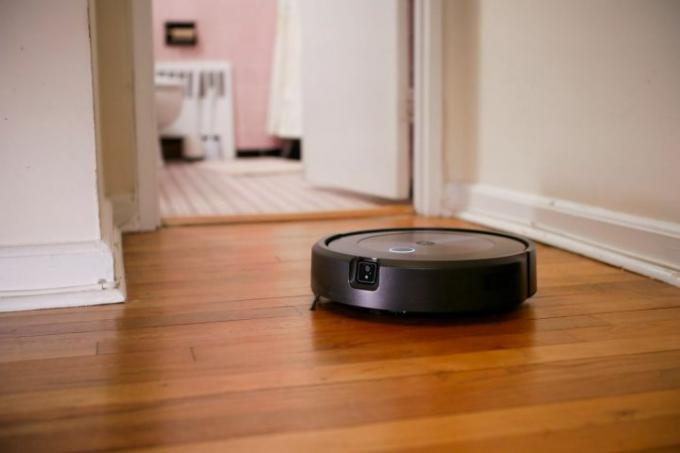 iRobot Roomba j7+ em piso de madeira.