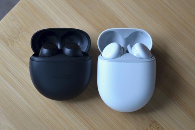 1Další ComfoBuds Mini k vidění vedle Google Pixel Buds A-Series.