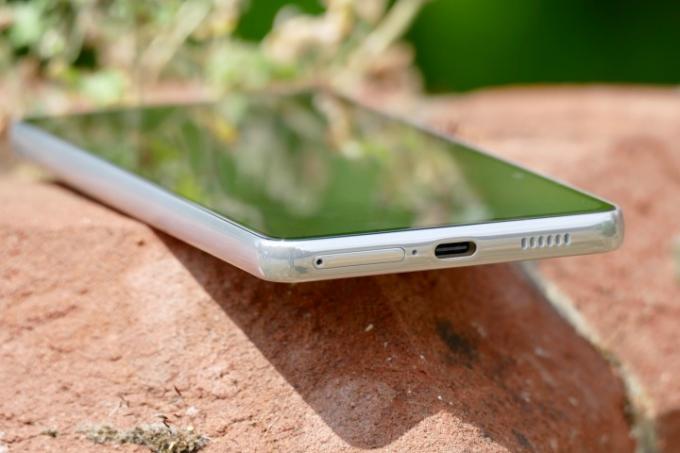 Samsung Galaxy A53 5G'nin şarj bağlantı noktası.