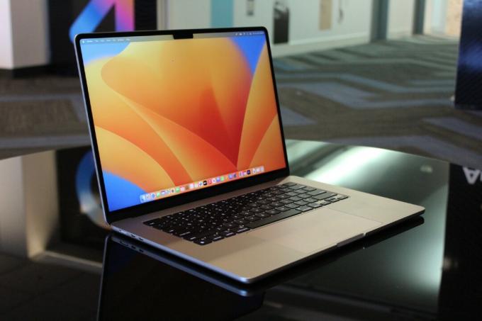 Apple's 15-inch MacBook Air op een bureau geplaatst.