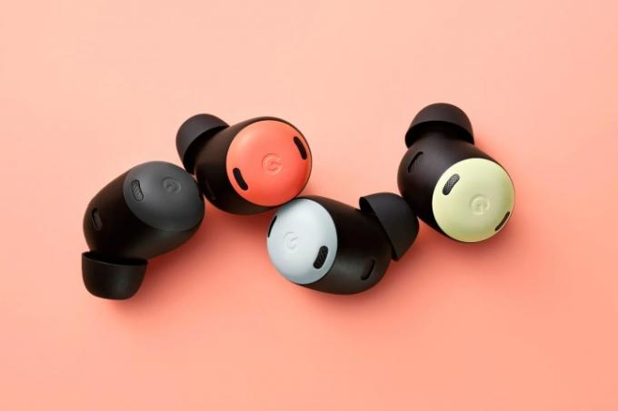 Fyra individuella Pixel Buds Pro-hörlurar sitter på en rosa bakgrund.