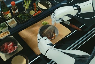 los brazos del robot preparan una comida