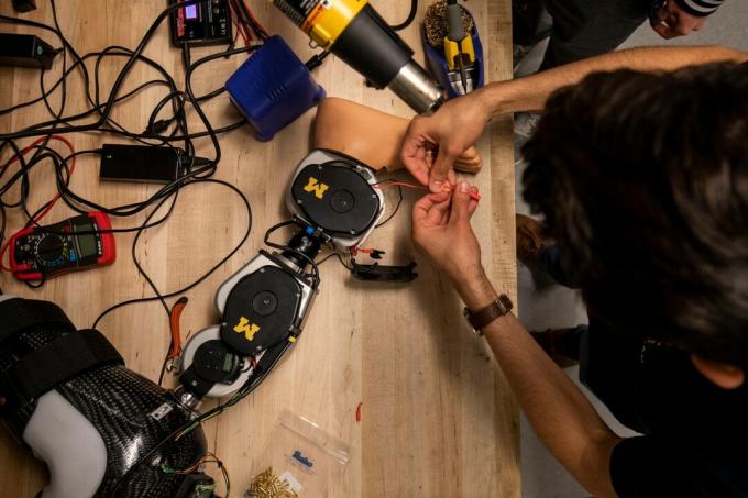Gamba open source: la ricerca per creare un arto bionico fai-da-te