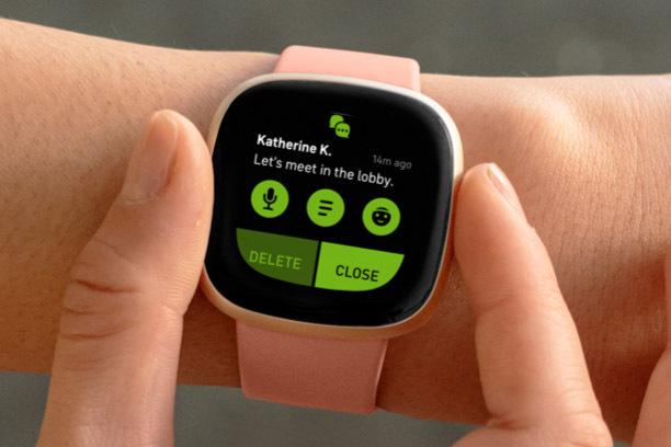 Fitbit Versa 3 zobrazující upozornění na hovory a textové zprávy.