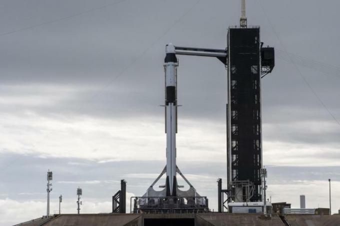 En SpaceX Falcon 9-raket, med företagets Dragon-fraktfarkost ovanpå, höjs till en vertikal position vid NASA Kennedy Space Centers Launch Complex 39A den nov. 21, 2022, som förberedelse för den 26:e lanseringen av kommersiella återförsörjningstjänster till den internationella rymdstationen.