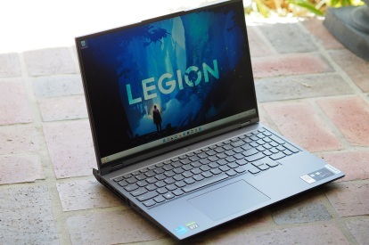 Lenovo Legion 5i Pro sitter i vinkel.