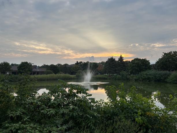 Vonkajšia fotografia oblohy a rybníka odfotená iPhone 14.