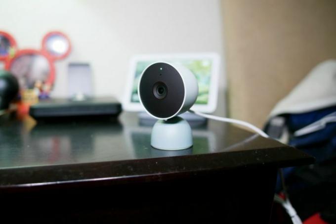 테이블 위의 Google Nest Cam Indoor Wired입니다.