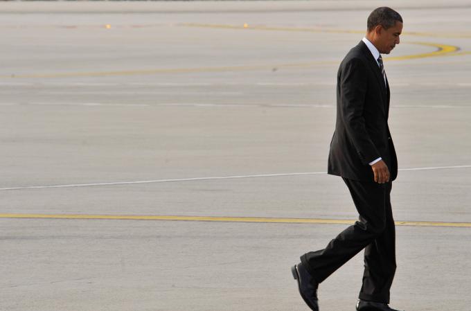 Președintele Barack Obama sosește pe aeroportul LAX din Los Angeles, California, pentru un miting în centrul orașului