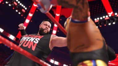 WWE 2K22에서 케빈 오웬스가 레이 미스테리오에게 펀치를 날립니다.