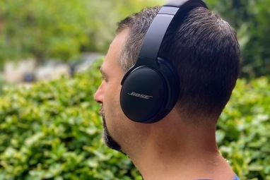 Mann trägt Bose QuietComfort 45 Kopfhörer mit Geräuschunterdrückung.