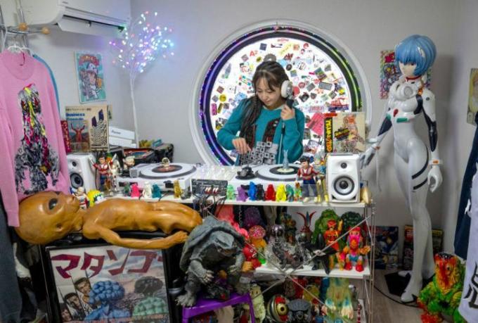 Un DJ practica en su habitación de la Nakagin Capsule Tower.