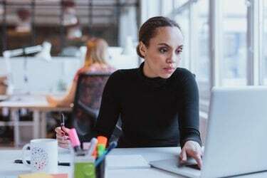 Ejecutiva africana en el trabajo