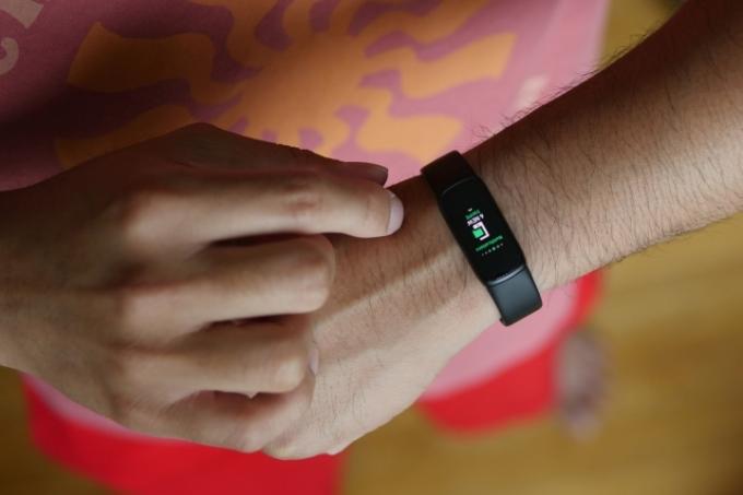 Écran Fitbit Luxe AMOLED affichant une notification.