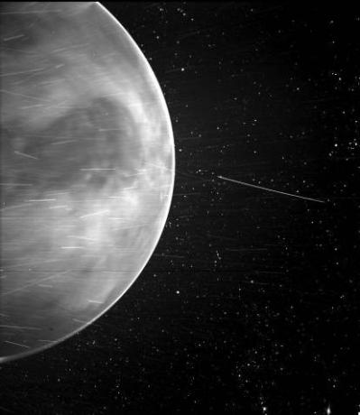 Med letenjem mimo Venere julija 2020 je instrument WISPR Parker Solar Probe, okrajšava za Wide-field Imager for Parker Solar Probe, zaznal svetel rob okoli roba planeta, ki je morda nočni sij – svetloba, ki jo oddajajo atomi kisika visoko v ozračju, ki se rekombinirajo v molekule v nočna stran. Izrazita temna značilnost v središču slike je Afroditina Terra, največje visokogorsko območje na Venerinem površju. Svetle proge v WISPR, kot so tiste, ki jih vidimo tukaj, so običajno posledica kombinacije nabitih delcev - imenovanih kozmični žarki - sončna svetloba, ki jo odbijajo zrna vesoljskega prahu, in delci materiala, ki se izločijo iz struktur vesoljskega plovila po udarcu s tem prahom zrna. Število prog se spreminja vzdolž orbite ali ko vesoljsko plovilo potuje z različnimi hitrostmi, znanstveniki pa še vedno razpravljajo o specifičnem izvoru prog tukaj. Temna lisa, ki se pojavi na spodnjem delu Venere, je artefakt instrumenta WISPR.
