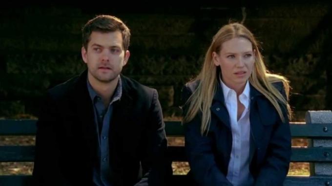 Anna Torv i Joshua Jackson sjede na klupi u Fringeu.