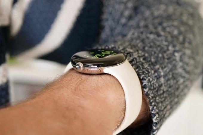 El costado del Google Pixel Watch, usado en la muñeca de un hombre.