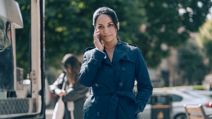 Archie Panjaba v Hijacku, telefonuje pri chôdzi po ulici.