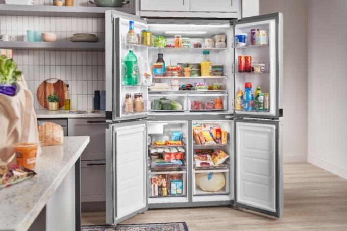 Холодильник з гідромасажем на кухні з відкритими дверима.
