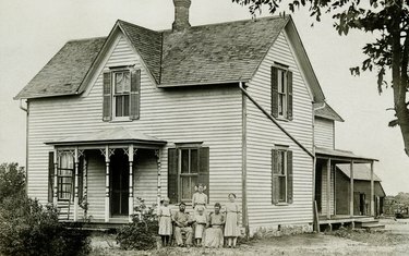 Familj som står framför huset