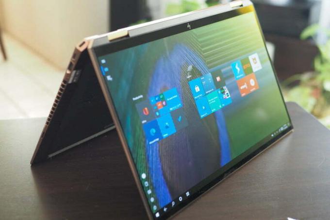 디스플레이, 포트, 힌지를 보여주는 HP Spectre x360 15 텐트 모습.