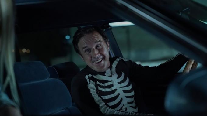 미시즈에서 몬티 역을 맡은 데이비드 아퀘트(David Arquette) 스켈레톤 셔츠를 입고 차에 앉아 있는 데이비스.
