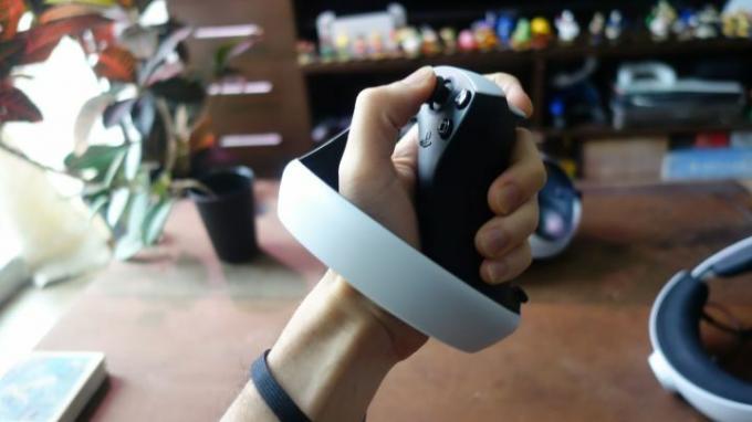 En hand håller en PlayStation VR2 Sense-kontroller.