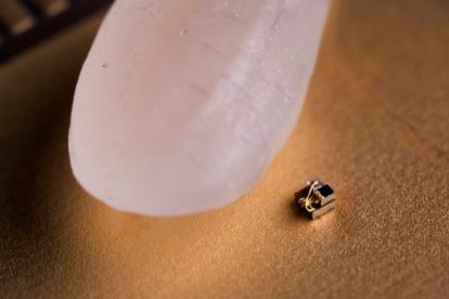 Een rijstkorrel doet de kleinste computer ter wereld in de schaduw staan