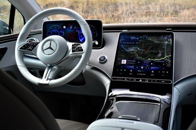 Interiér sedanu Mercedes-Benz EQE z roku 2023.