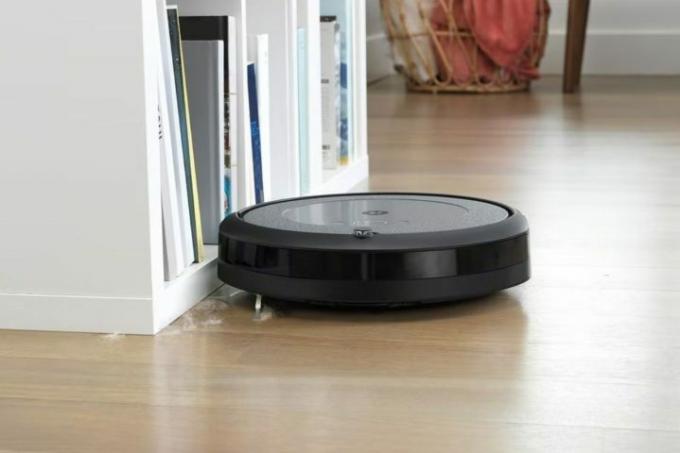 iRobot Roomba i3 Plus čistí dřevěnou podlahu.