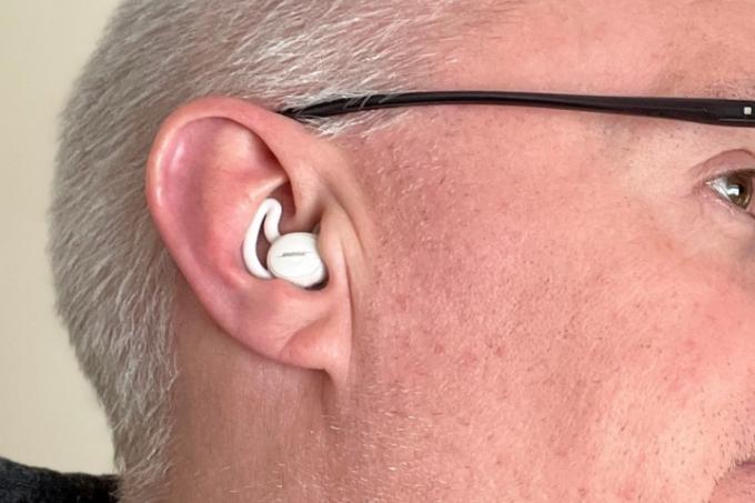 Bose SleepBuds 2 לבושים בתוך האוזן.