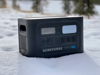 Geneverse HomePower Two Pro elektrinė nukrito ant sniego.