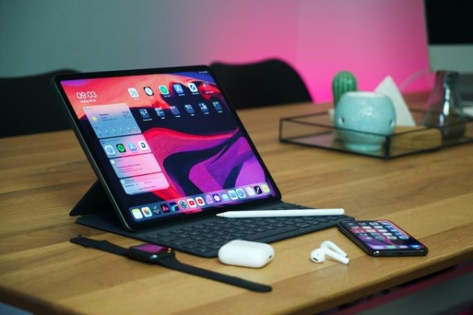 iPad Pro na stolu s drugim Apple uređajima i dodacima.