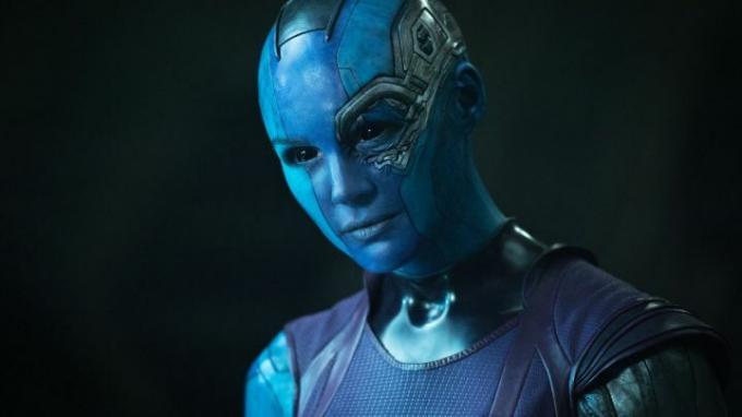 Nebula tittar intensivt på något utanför kameran i Avengers: Infinity War.