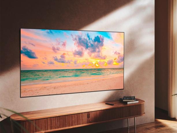 Le téléviseur intelligent Samsung QN90B QLED 4K de 50 pouces est accroché au mur d'un salon.